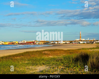 Uruguay, Rocha Abteilung Cabo Polonio, Blick über den Strand bis zum Leuchtturm. Stockfoto