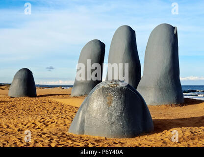 Uruguay, Maldonado Abteilung, Punta del Este, Playa Brava, La Mano(The Hand), eine Skulptur des chilenischen Künstlers Mario Irarrazabal. Stockfoto