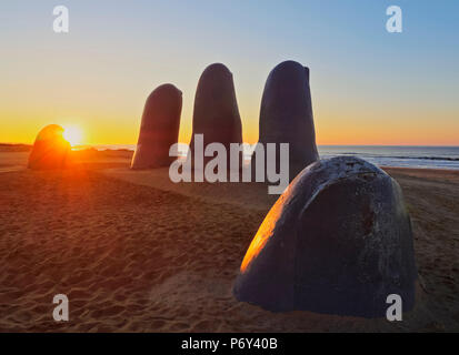 Uruguay, Maldonado Abteilung, Punta del Este, Playa Brava, La Mano(The Hand), eine Skulptur des chilenischen Künstlers Mario Irarrazabal bei Sonnenaufgang. Stockfoto