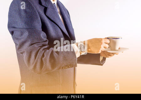 Geschäftsmann mit Kaffeetasse mit Vintage Style in Weiß Hintergrund/isoliert Geschäftsmann halten Sie die Kaffeetasse auf weißem Hintergrund/Zeit für Kaffee b Stockfoto