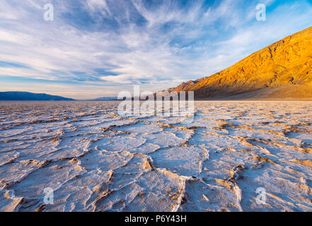 USA, Kalifornien, Death Valley National Park, Badwater Basin, niedrigster Punkt in Nordamerika, Salzkruste in sechseckige Druck Rippen gebrochen Stockfoto