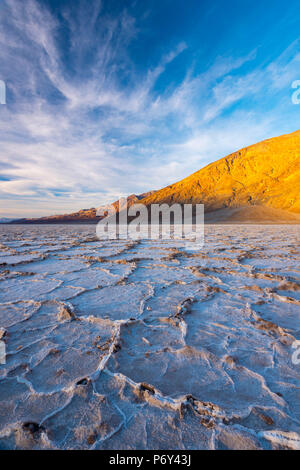 USA, Kalifornien, Death Valley National Park, Badwater Basin, niedrigster Punkt in Nordamerika, Salzkruste in sechseckige Druck Rippen gebrochen Stockfoto