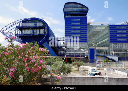 Le Grand Bleu, Hotel de Département Bouches de Rhone, Marseille, Frankreich, Sitz der lokalen govt, massive Farbe dunkelblau High-Tech-Gebäude Stockfoto