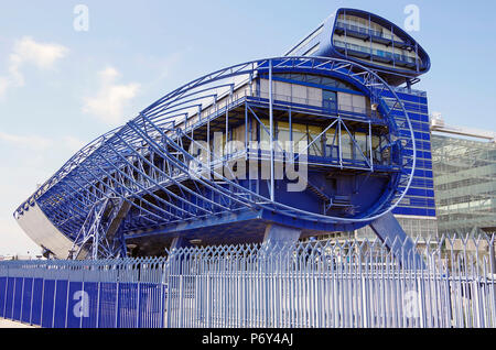 N Höhe und Ratssaal, Le Grand Bleu, Hotel de Département Bouches de Rhone, Marseille, Frankreich, massive Farbe dunkelblau High-Tech-Gebäude Stockfoto