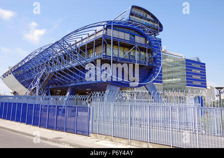 N Höhe und Ratssaal, Le Grand Bleu, Hotel de Département Bouches de Rhone, Marseille, Frankreich, massive Farbe dunkelblau High-Tech-Gebäude Stockfoto