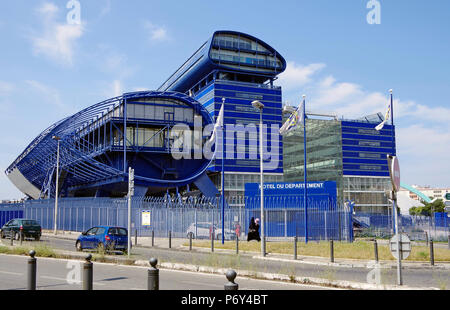 N Höhe und Ratssaal, Le Grand Bleu, Hotel de Département Bouches de Rhone, Marseille, Frankreich, massive Farbe dunkelblau High-Tech-Gebäude Stockfoto