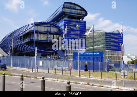 N Höhe und Ratssaal, Le Grand Bleu, Hotel de Département Bouches de Rhone, Marseille, Frankreich, massive Farbe dunkelblau High-Tech-Gebäude Stockfoto