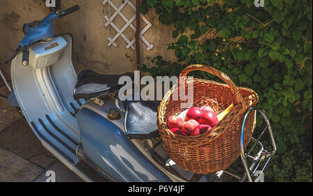 Motorroller geparkt auf einer Terrasse in Frankreich Stockfoto