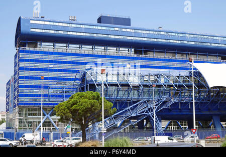 E Elevation, Le Grand Bleu, Hotel de Département Bouches de Rhone, Marseille, Frankreich, Sitz der lokalen govt, massive Farbe dunkelblau High-Tech-Gebäude Stockfoto