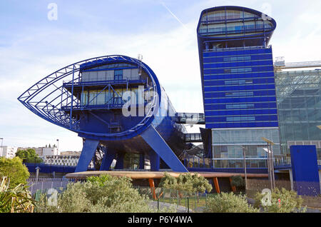 N Höhe, Le Grand Bleu, Hotel de Département Bouches de Rhone, Marseille, Frankreich, Sitz der lokalen govt, massive Farbe dunkelblau High-Tech-Gebäude Stockfoto