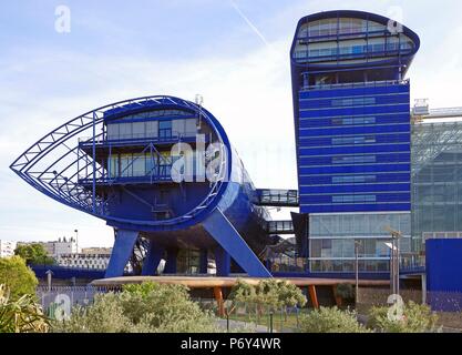 N Höhe, Le Grand Bleu, Hotel de Département Bouches de Rhone, Marseille, Frankreich, Sitz der lokalen govt, massive Farbe dunkelblau High-Tech-Gebäude Stockfoto