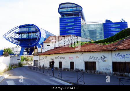 N Höhe, Le Grand Bleu, Hotel de Département Bouches de Rhone, Marseille, Frankreich, Sitz der lokalen govt, massive Farbe dunkelblau High-Tech-Gebäude Stockfoto