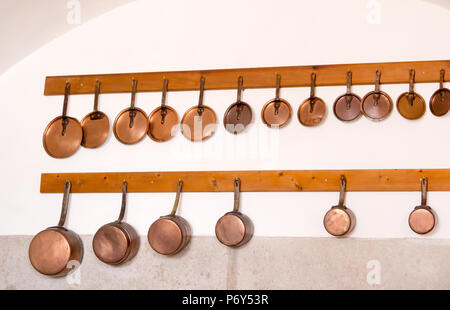 Vintage Kupfer, Kochgeschirr, Pfannen, auf Holz Hintergrund aufgehängt. Stockfoto