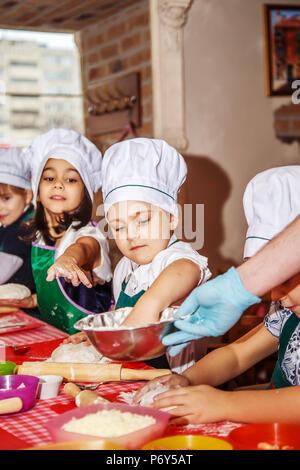 Master Class im Kochen Pizza für die Kinder - Sankt Petersburg, Russland - 26. NOVEMBER 2016. Stockfoto