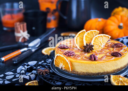 Lecker Kürbis und orange Käsekuchen dekoriert mit Karamellsauce und Pecan Stockfoto