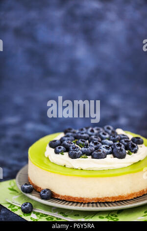 Köstliche Key Lime Käsekuchen mit frischen Blaubeeren eingerichtet Stockfoto