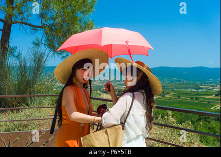 Touristen besuchen Roussillon Provence Frankreich die einst Zentrum der Ocker Handel Stockfoto