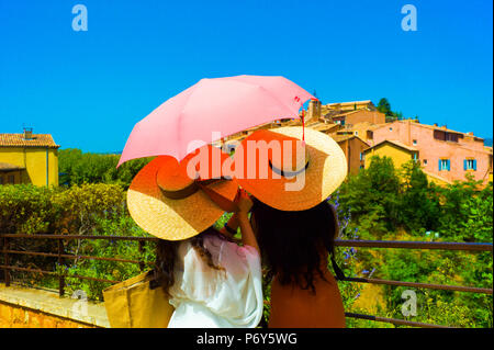 Touristen besuchen Roussillon Provence Frankreich die einst Zentrum der Ocker Handel Stockfoto
