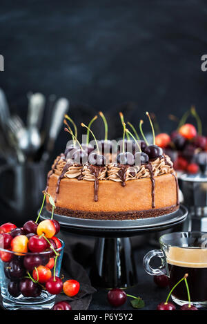 Köstliche hausgemachte Schokolade Käsekuchen mit frischen Kirschen eingerichtet Stockfoto