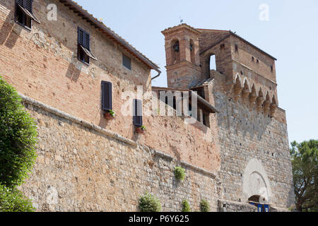 Die San Giovanni Tür, an Gimignano (Toskana, Italien). Diese solide Gatehouse (13. Jahrhundert) mit seiner Siena Arch, hat seinen Namen an der Hauptstraße gegeben Stockfoto