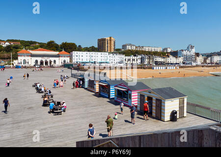 Hastings Großbritannien pier Deck und Hastings Strandpromenade im Sommer, nach Osten auf der suche Stockfoto