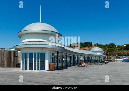 Die neu umgebauten Cafe an der Hastings Pier im Sommer, East Sussex UK Stockfoto