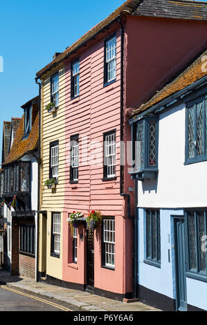 Bunte weatherboarded Häuser entlang der Heiligen Straße in der Altstadt von Hastings, East Sussex, Südengland Stockfoto