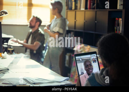 Kreative Geschäftsmann Video-Chats mit Kollegen auf digitalen Tablette im Büro Stockfoto