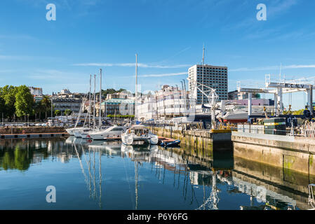 Vigo, Spanien - 20. Mai 2017: Boote im Hafen von Vigo, Galicia, Spanien günstig. Der Real Club Nautico de Vigo in der Mitte. Es ist eine spanische Yacht Club Stockfoto