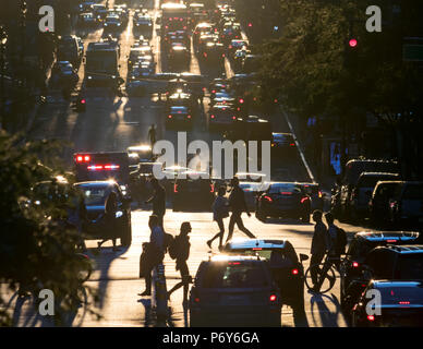 New York City Straßen voll mit Menschen und Autos während der Rush Hour Pendeln durch Manhattan Stockfoto