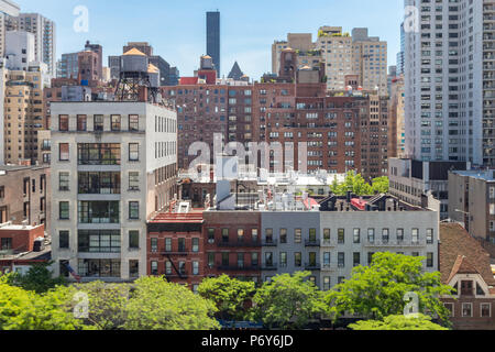 New York City - Ansicht von oben von historischen Gebäuden entlang der 59th Street mit den Midtown Manhattan Skyline im Hintergrund Stockfoto