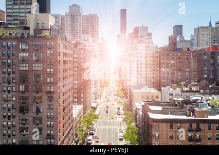 Ansicht von oben der First Avenue in Manhattan, New York City mit hellem Sonnenlicht im Hintergrund Stockfoto