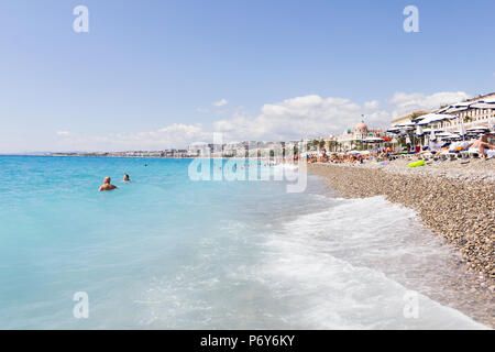 Nizza, Frankreich - 23. August: Touristen das gute Wetter am Strand genießen Sie am 23. August 2015 in Nizza, Frankreich. Der Strand und die Uferpromenade Avenue, Promen Stockfoto
