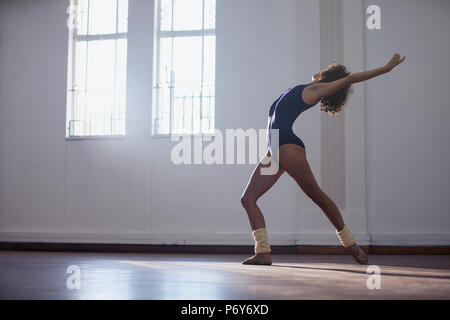Anmutige junge Tänzerin üben in Dance Studio Stockfoto