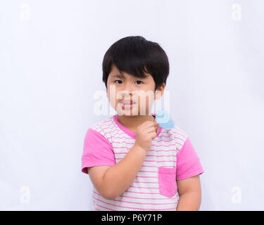 Cute boy Holding ein blaues Herz auf weißem Hintergrund, Stockfoto