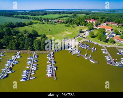 Luftaufnahme von Yachten vor Anker in der Marina in Sztynort, Polen (ehemalige Steinort, Ostpreußen) Stockfoto