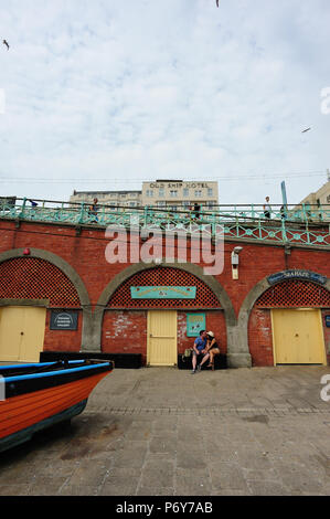 Paar küssen Auf Brighton Seafront, englische Küstenstadt Brighton & Hove, East Sussex, England, Großbritannien Stockfoto