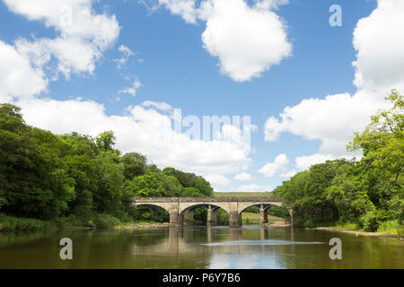 Zwei Brücken am Fluss Lune an der Gauner O' in der Nähe von Lune Caton. Der nächste ist eine Straßenbrücke, die am weitesten ist jetzt ein Fuß-Brücke. Lancashire England Großbritannien G Stockfoto