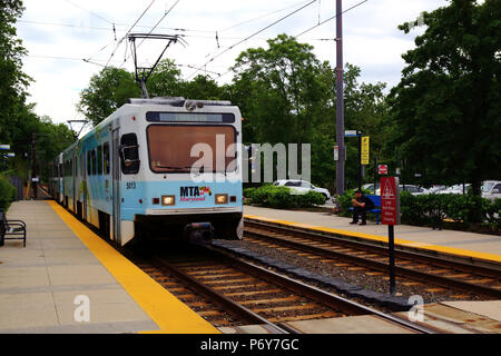 Die Stadtbahn Zug an der Falls Road Station am Stadtrand von Baltimore, Maryland, USA Stockfoto