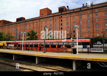 Light Rail Trainer malte 25 Jahre Oriole Park (Heimat der Baltimore Orioles Baseball Team) in Camden Yards, Baltimore, Maryland, USA feiern. Stockfoto