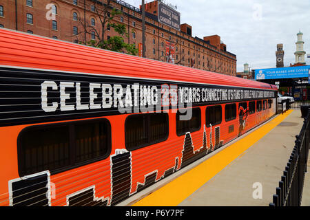 Light Rail Trainer malte 25 Jahre Oriole Park (Heimat der Baltimore Orioles Baseball Team) in Camden Yards, Baltimore, Maryland, USA feiern. Stockfoto