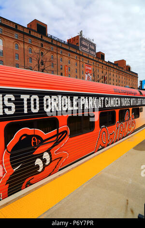 Light Rail Trainer malte 25 Jahre Oriole Park (Heimat der Baltimore Orioles Baseball Team) in Camden Yards, Baltimore, Maryland, USA feiern. Stockfoto