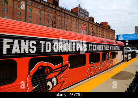 Light Rail Trainer malte 25 Jahre Oriole Park (Heimat der Baltimore Orioles Baseball Team) in Camden Yards, Baltimore, Maryland, USA feiern. Stockfoto