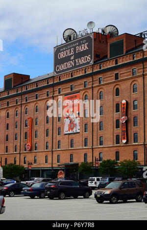 Banner zum 25-jährigen Bestehen des Baltimore Orioles Baseballteams im Oriole Park, Camden Yards, Baltimore, Maryland, USA Stockfoto
