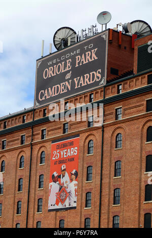 Banner zum 25-jährigen Bestehen des Baltimore Orioles Baseballteams im Oriole Park, Camden Yards, Baltimore, Maryland, USA Stockfoto