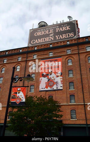 Banner zum 25-jährigen Bestehen des Baltimore Orioles Baseballteams im Oriole Park, Camden Yards, Baltimore, Maryland, USA Stockfoto