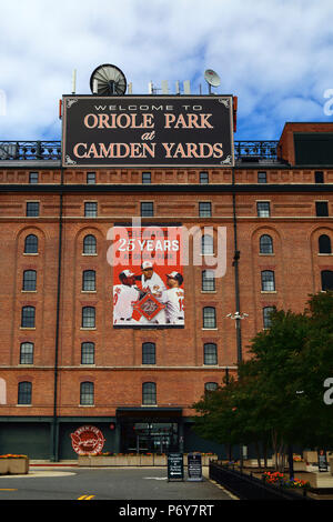 Banner zum 25-jährigen Bestehen des Baltimore Orioles Baseballteams im Oriole Park, Camden Yards, Baltimore, Maryland, USA Stockfoto