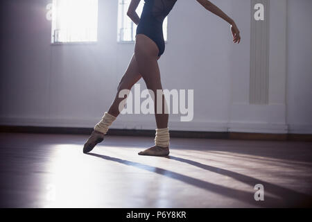 Anmutige junge Tänzerin üben in Dance Studio Stockfoto