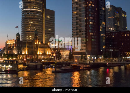 Nacht Blick auf Kop van Zuid, auf alten, verlassenen Hafen Gebieten gebaut. Diese relativ neuen Bereich am südlichen Ufer der Maas verwendet einen leeren Bereich, und ich Stockfoto