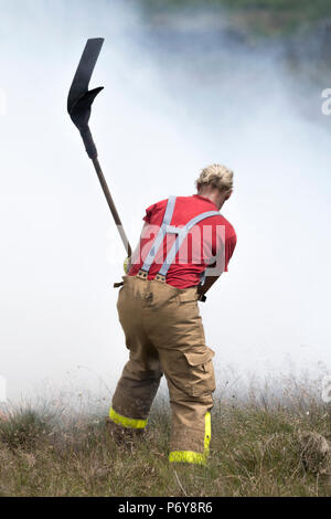 1. Juli 2018 - Weibliche Feuerwehrmänner Einsatz whackers im Winter hILL Feuer zu kämpfen. Feuer Besatzungen aus über Großbritannien haben im Winter Hill konvergierten die Flamme, die Meter pro Stunde wachsen zu steuern. Lancashire Feuer und Rettung und Lancashire Polizei führen die Antwort auf die 'Major Incident'. Stockfoto